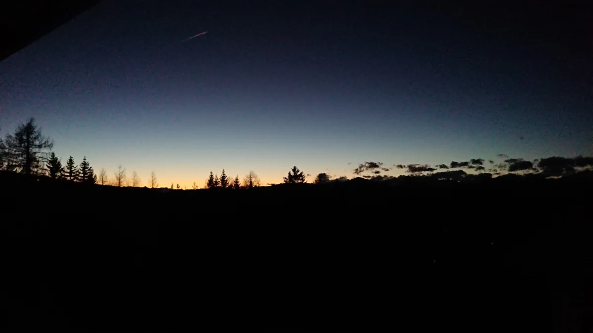 Abendhimmel über dem Bergrücken