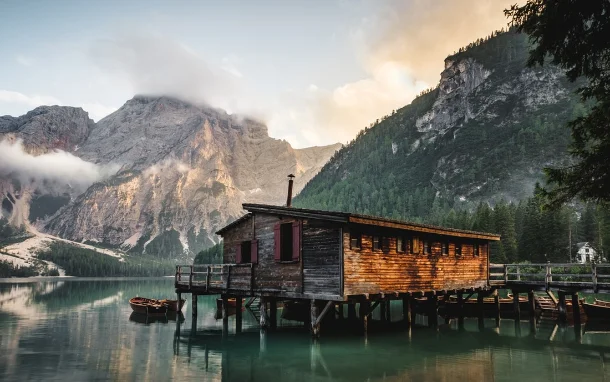 Holzhütte am stillen Bergsee